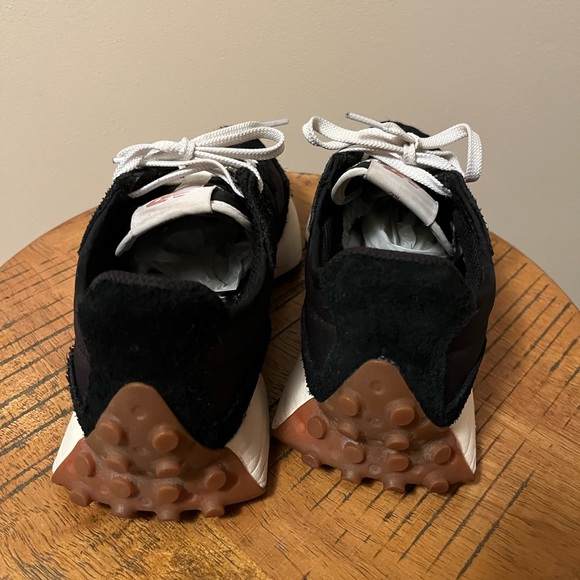 New Balance Retro 327 Black and White Athletic Shoes - 8 - Picture 8 of 12